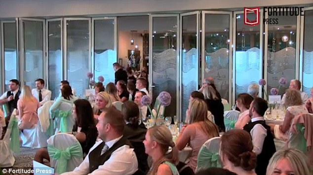 VIDEO/Dhëndri me nxënësit e tij, surprizë nuses në ditën e dasmës