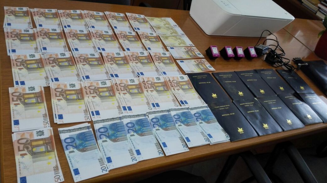 Vlorë, arrestohet 30-vjeçari, falsifikonte euro dhe kontrata huaje