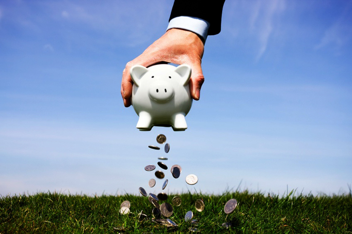 Bankat ulin interesat, kursimtarët tërheqin depozitat