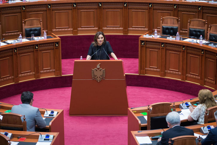 Votimi ligjeve të Reformës, Monika Kryemadhi “i ulërin” Petrit Vasilit