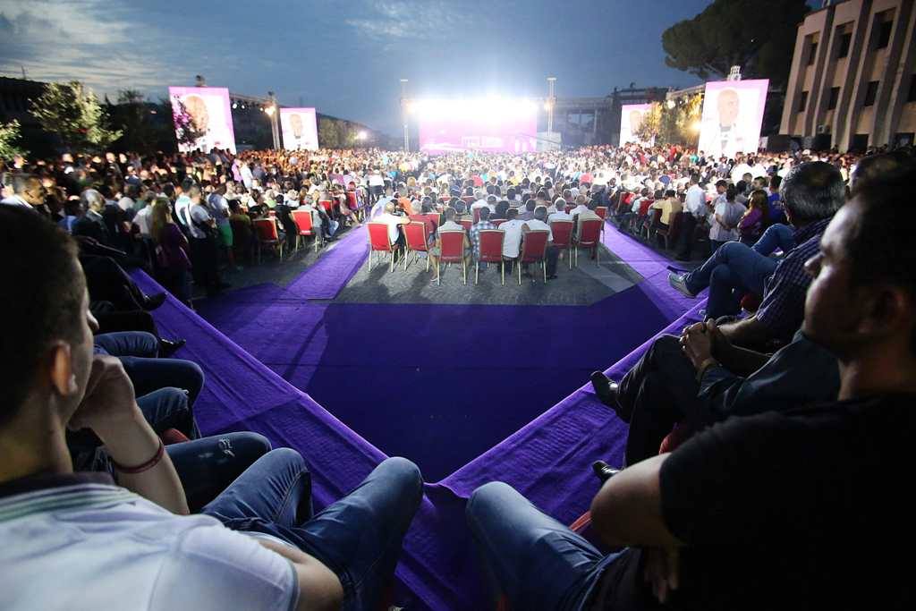 FOTO/Monika, garë e re mitingjesh brenda Rilindjes. Luks në Lezhë