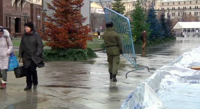 REPORTAZH/ “I ngrohti rus” në mes të dimrit, temperaturat rekord “përzënë” dëborën dhe acarin nga Moska