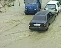 Stuhi të forta e rreshje shiu në Ultësirën Perëndimore, borë në zonat malore