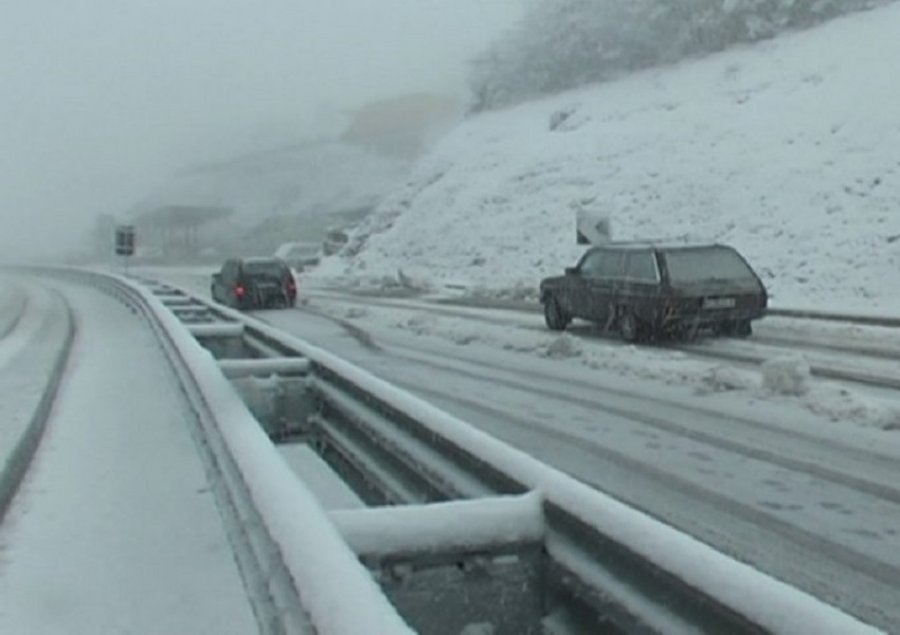 Bllokohen disa persona në automjete në aksin Peshkopi-Tiranë, ministri Dervishaj niset për në vendngjarje