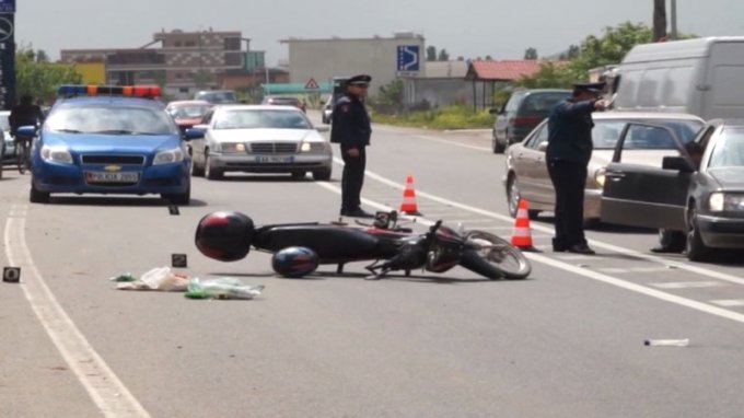 Shkodër, makina përplas motorin, çifti në gjendje të rëndë