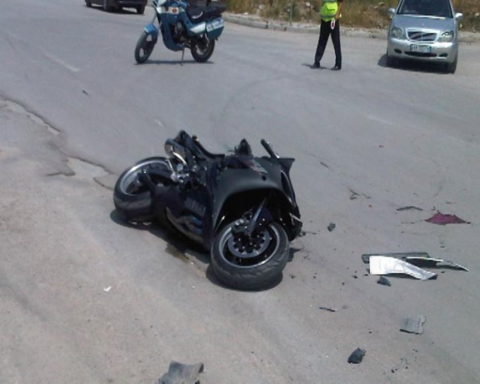 Motori përplaset me trafikndarësen, vdes drejtuesi në Rrugën e Kombit