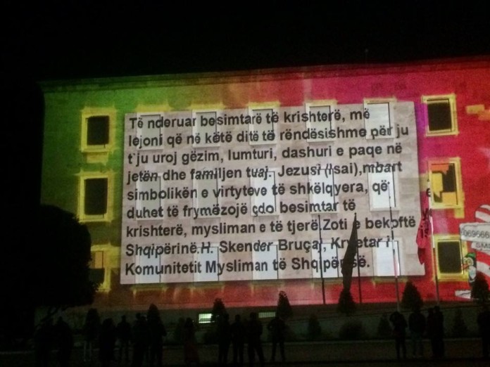 FOTO LAJM/ Kreu i Myslimanëve, mesazh domethënës në murin e kryeministrisë