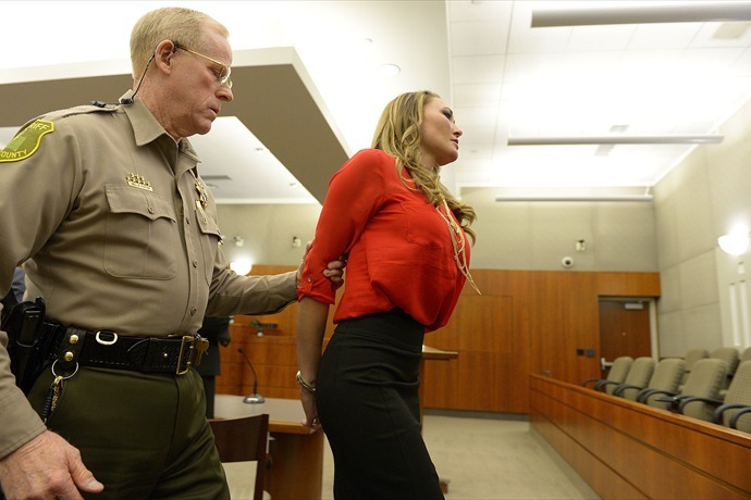 Mësuesja e biologjisë i jepte para dhe nota të mira nxënësit që të bënte seks me të