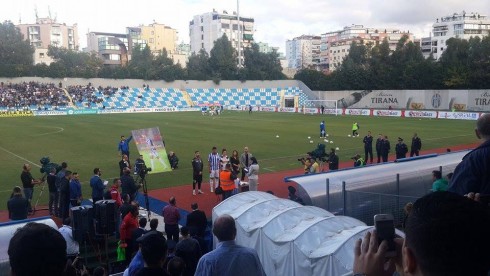 Ndodh në Shqipëri, futbollisti martohet në stadium