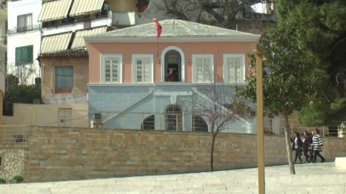 Myftinia e Durrësit grabitet natën, zhduket thesari