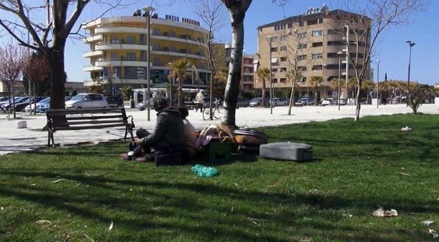 FOTO LAJM/ Vlorë, familja pa shtëpi fle në lulishte, kërcënon me vetëflijim