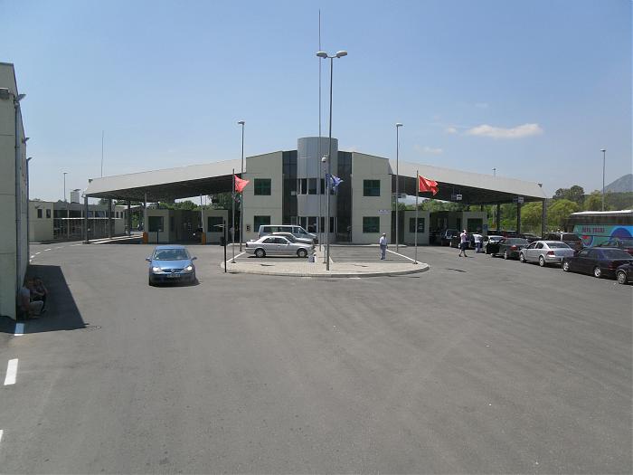 EMRAT/ Doganierët në Shkodër në pranga, lejuan kontrabandë mallrash