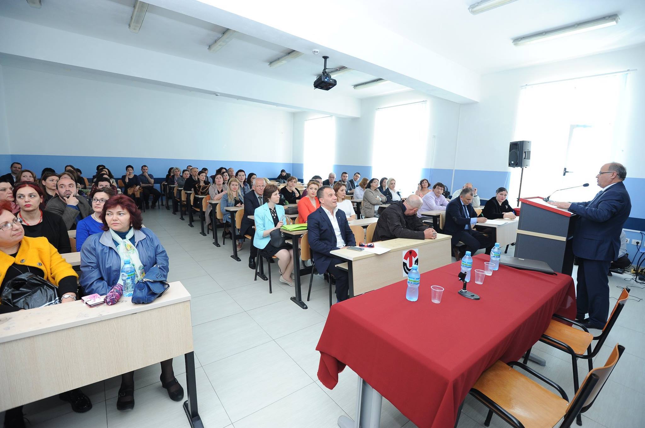 Pronat e universitetit, motivi i mundshëm i kërcënimit ndaj Konit