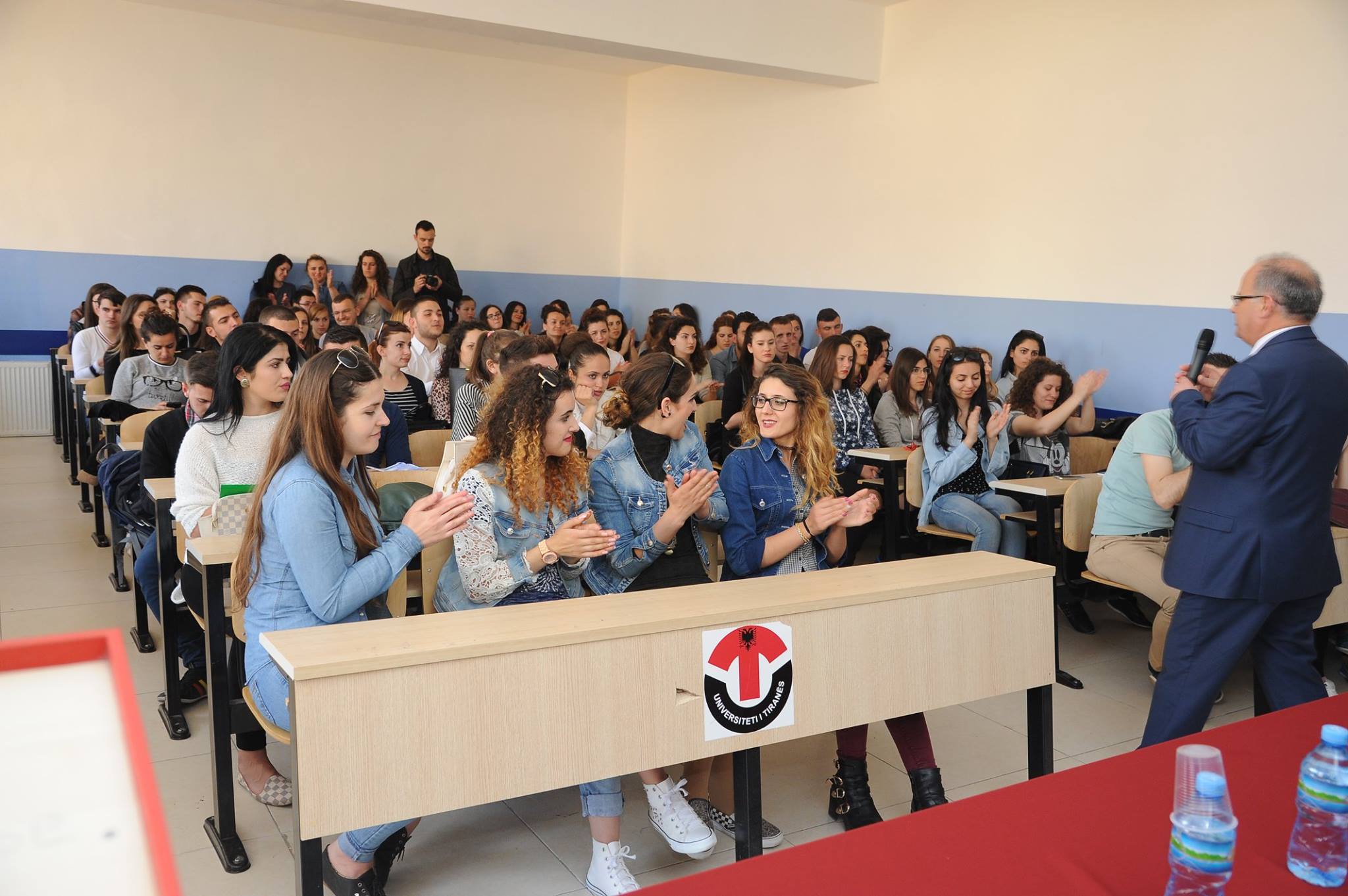 Mynyr Koni qëndron në garë