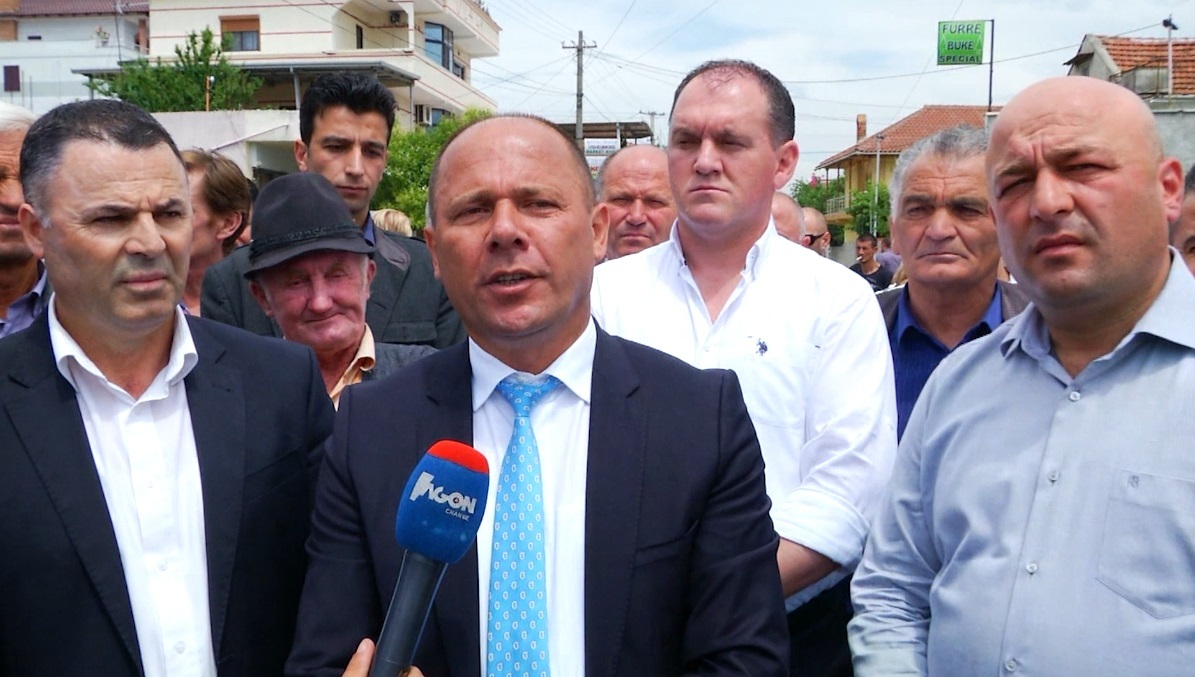 Hiqen flamujt e simbolet e PD në Paskuqan