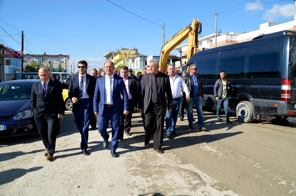 Xhelal Mziu nis punimet për rrugën 7 km të Babrrusë, devijohet trafiku nga Tirana