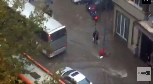 VIDEO/ Tiranë, një grua rrezikon të mbytet, bie në puset te 9-katëshet