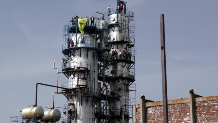 FOTO/ Naftëtarët e Fierit protestë nga maja e kullës së rafinerisë