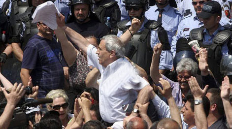 Namik Dokle nuk “i hapi kutitë” por fiton gjyqin dhe 14 milionë lekë nga Kuvendi