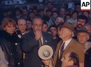 VIDEO ARKIV – 1997/ Fatos Nano, nga burgu i Bënçës në varrimin e nënës