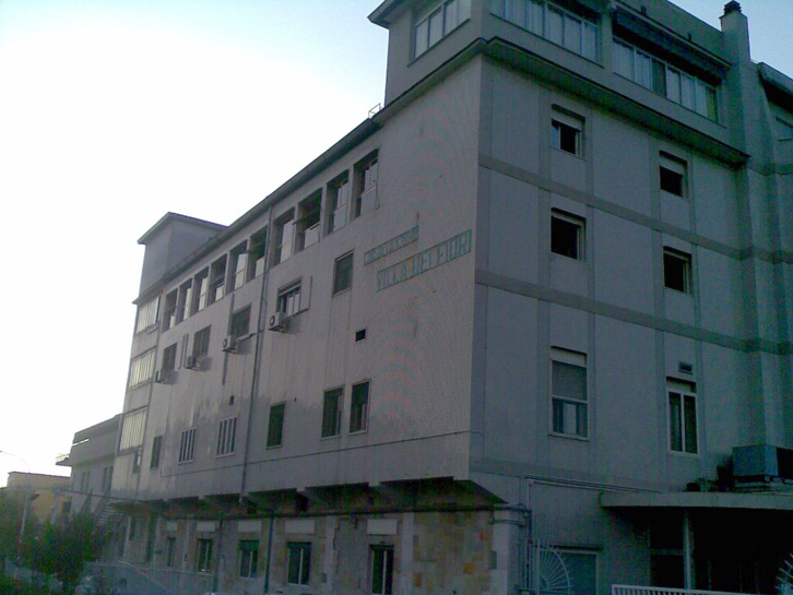 EMRI/ Itali, shqiptari i plagosur me armë braktiset në hyrje të spitalit në Napoli