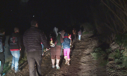 Fëmijët e fshatit Konjat në Lushnje, “shkollë nate” në Dushk