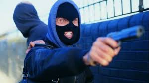 Grabitet nga persona të maskuar një piceri në Fier