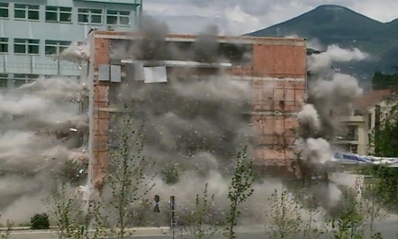 FOTO&VIDEO/U fshi si me magji ndërtesa tek Ekonomiku