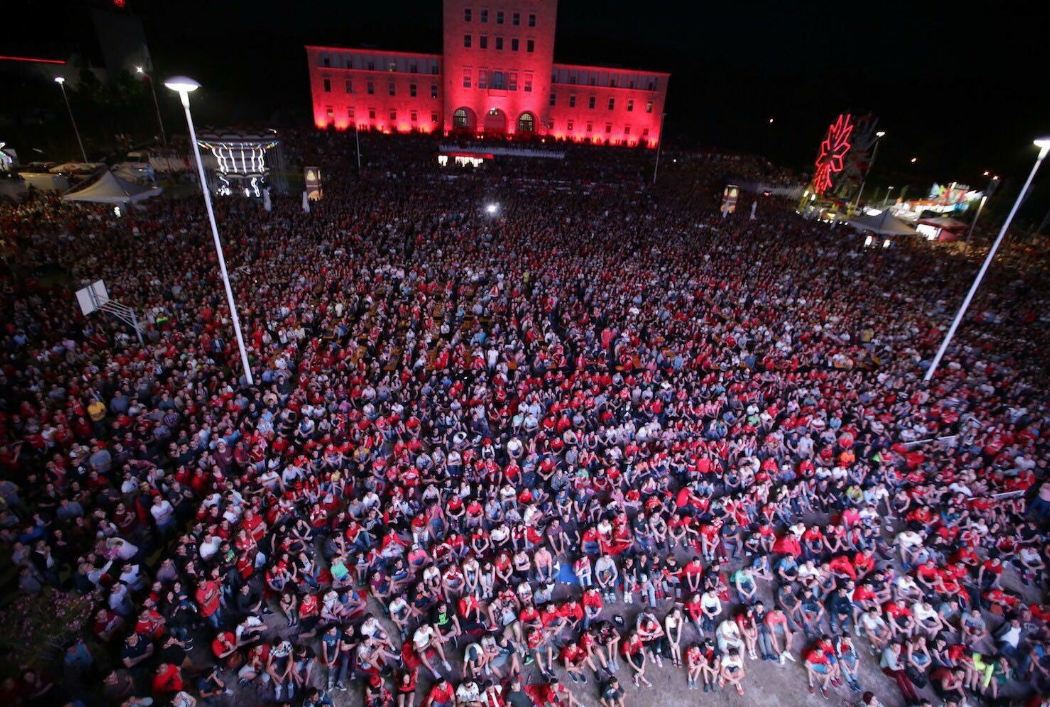 FOTO/ Shqipëria në festë, në pritje të fazës 1/16