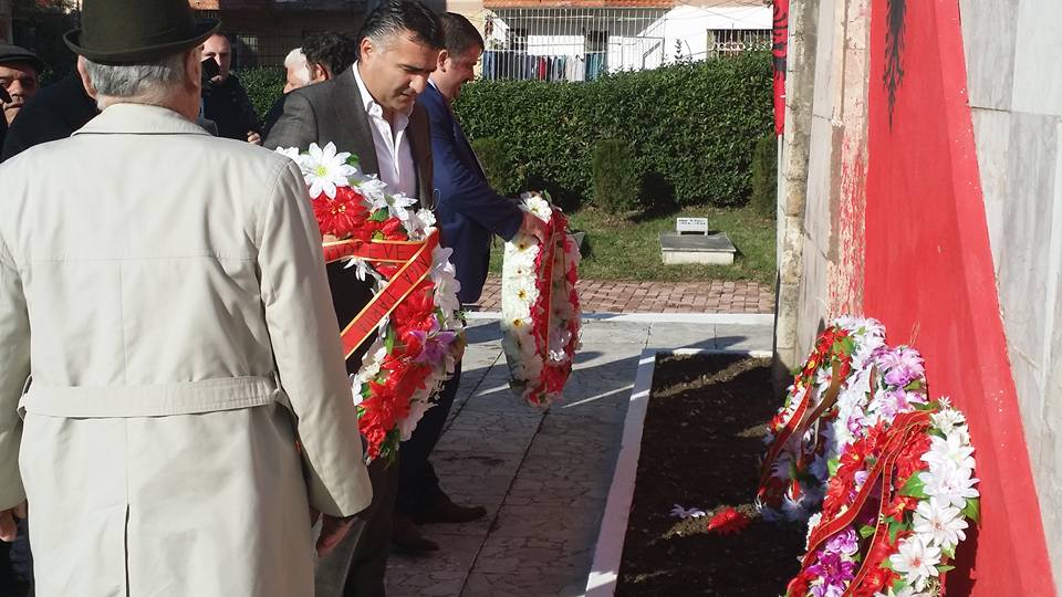 Prefekti i Lezhës tallet me Eduard Ndocajn, i jep kurorën e LSI-së