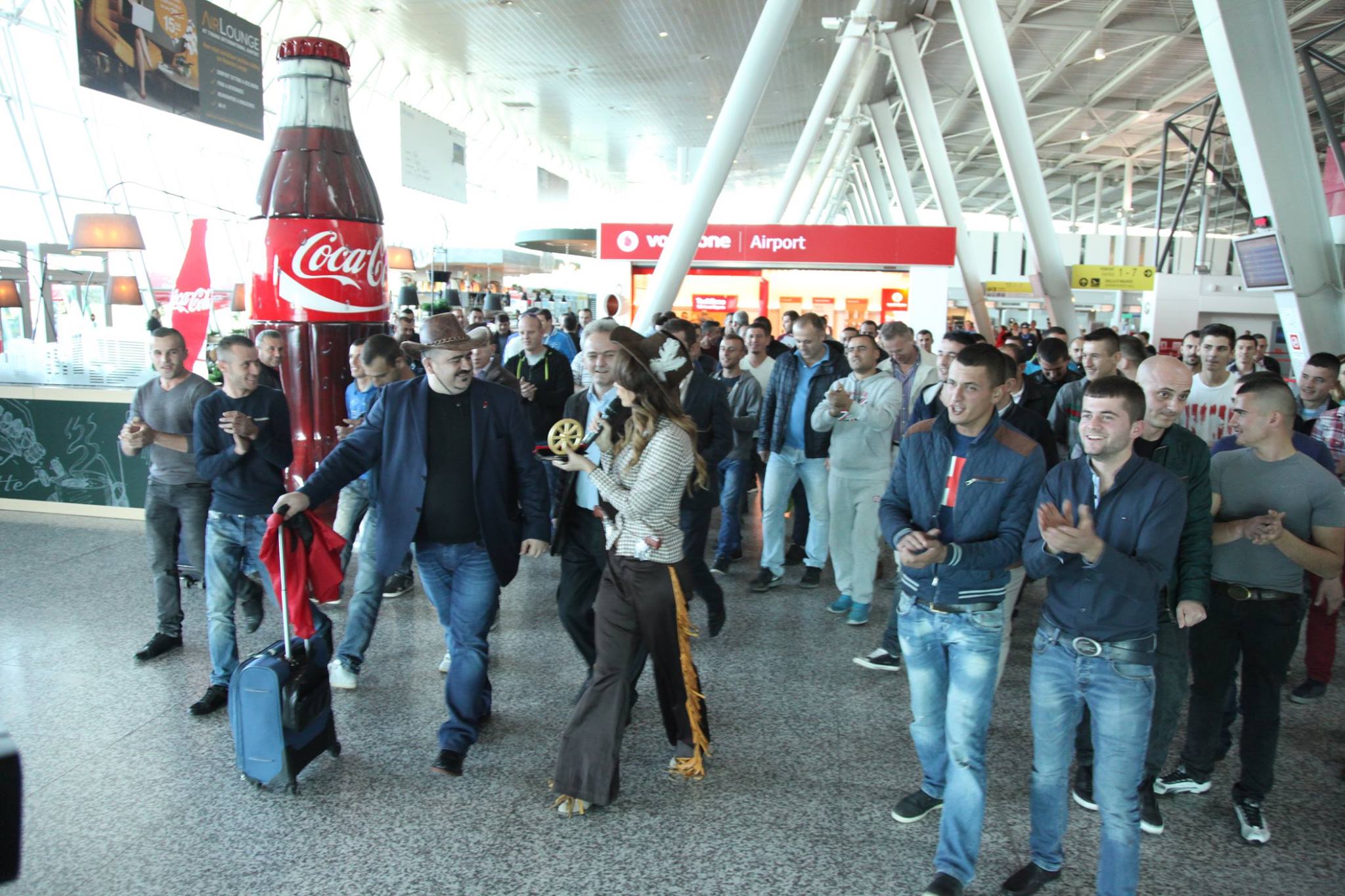 VIDEO/ Eduard Ndocaj, këndon me çifteli  në Lalm të Lezhës