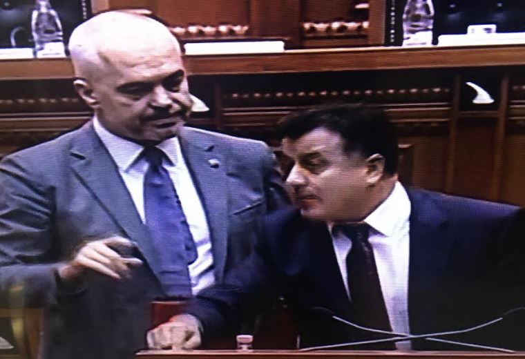Flamur Ndoka bllokon Edi Ramën te foltorja e Kuvendit