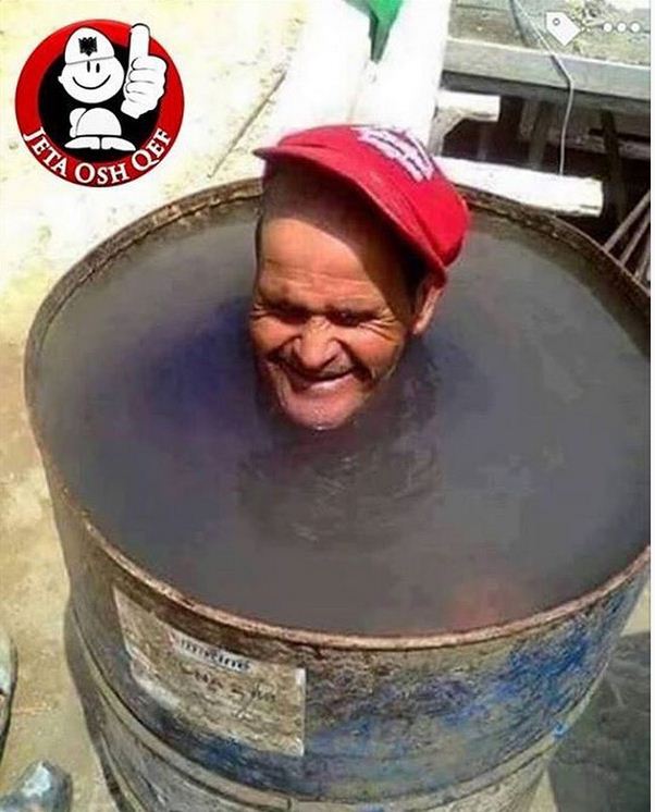 FOTO HUMOR/ Dikush është në Dhërmi, një tjetër është në fuçi