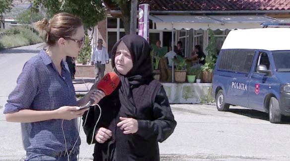 LAZARAT/ Vëllezërit Shurdhi, një i vrarë në 2007 nga policia, dy të tjerët në “listën e zezë”. Nëna e tyre apelon për drejtësi