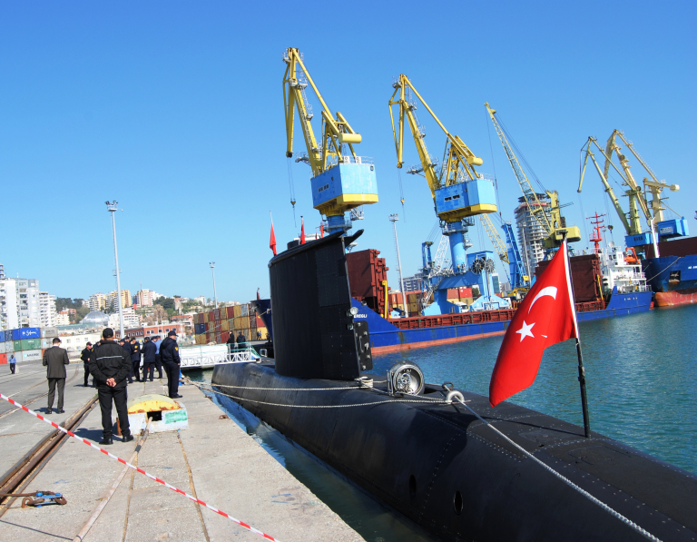 FOTO LAJM/ Një nëndetëse turke vizitë portuale 4-ditore në Durrës