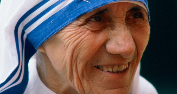 Papa Francesku njeh mrekullinë e Nënë Terezës, shenjtërohet