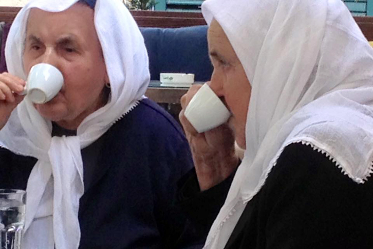 FOTO GALERI/ Klientet e pazakonshme në një lokal të “Bllokut”, sfidojnë dhe shpërfillin mjedisin