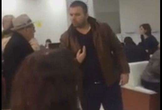 VIDEO/ Sherr në zyrat e shtetit, nëpunësi: Më çave b*thën, më plasi t*api kë ke çun ti