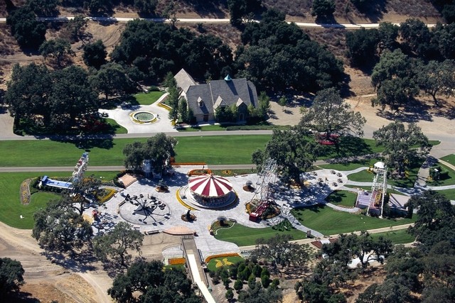 FOTO/ Shtëpia e Michael Jackson shitet për 100 milionë dollarë