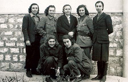 DOKUMENTI SEKRET 1952/ Nexhmije Hoxha vallëzonte me kokën e prerë të italianit, shoqet i bëri prostituta