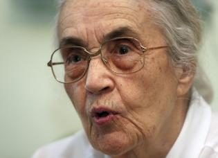 Nexhmije Hoxha dhe Aranit Cela me pension dhe shpërblim