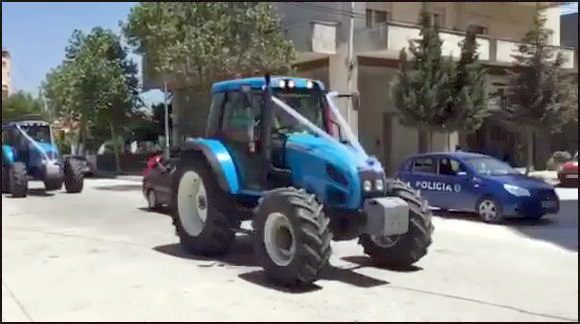 VIDEO/ Në Fier nusen e marrin edhe me traktorë