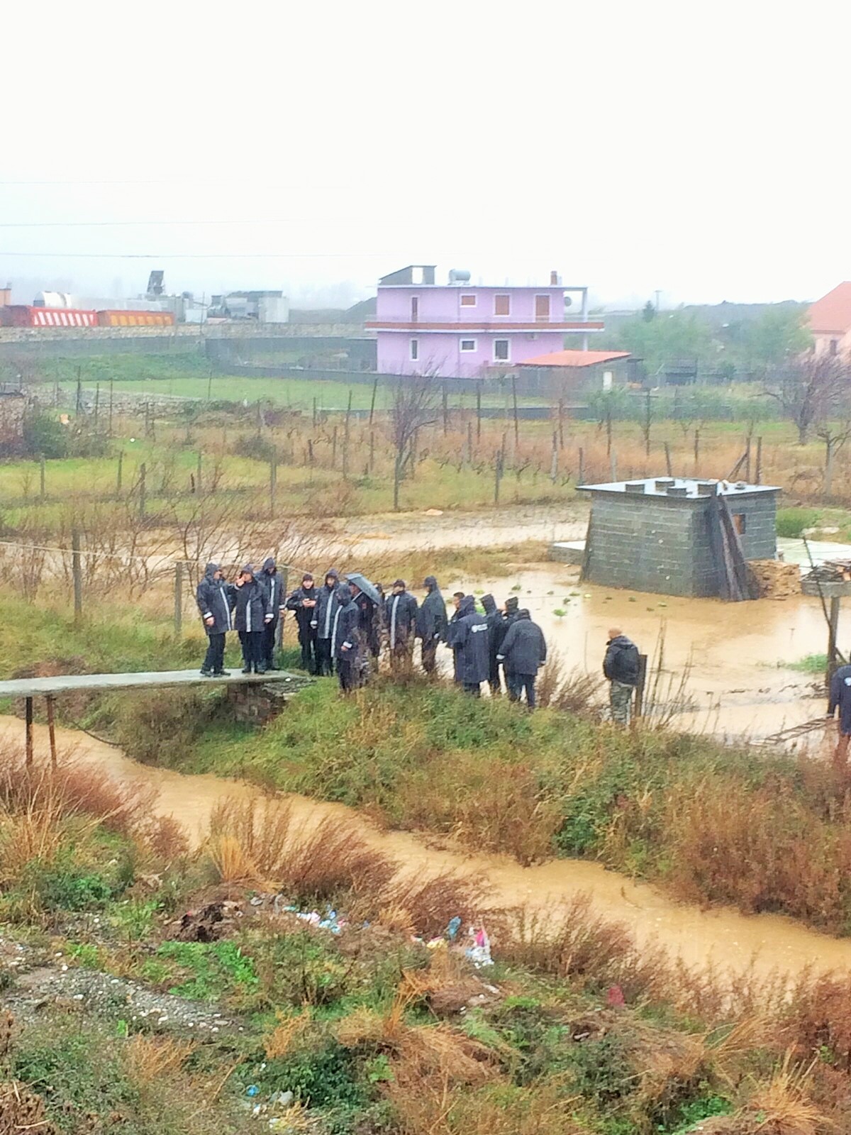 Rifillojnë reshjet në të gjithë vendin. Situata e rënduar në Shijak, Sukth, Cërrik dhe Peqin