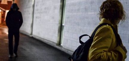 Gruaja e martuar me 2 fëmijë tregon tmerrin: Fqinji 23 vjeçar më kërkon seks prej 8 muajsh, më sulmoi