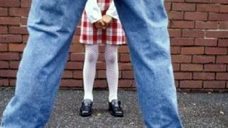 Fier, ngacmoi seksualisht 16-vjeçaren, prangoset 29-vjeçari