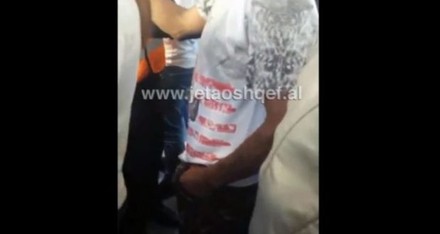 VIDEO/ Skandal në urbanët e Tiranës, një mashkull ngacmon vajzat nga pas