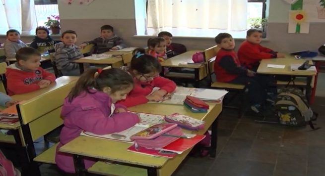 Ngrohja në shkollat e Lezhës, ende nuk janë shpërndarë drutë nga Bashkia