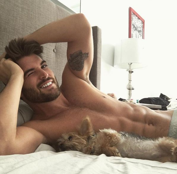 Vajzat i propozojnë martesë, ai i refuzon: Ky është mashkulli më i kërkuar i momentit në botë!