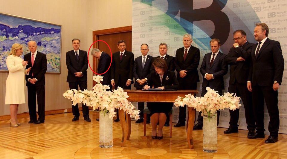 FOTO LAJM/ Nikolic nuk e sheh dot Jahjagën duke nënshkruar deklaratën e Samitit të Zagrebit