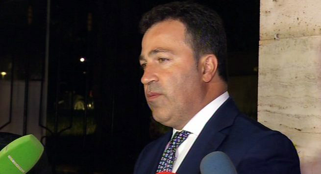 DENONCIMI/ Mësuesja kushërirë e Niko Peleshit me maskë e thikë kërcënon nxënësin 10-vjeçar